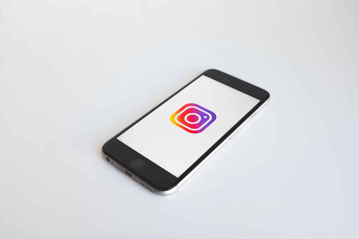 Un smartphone affichant le logo Instagram.
