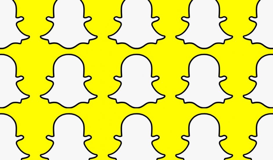 Plusieurs logos du fantôme Snapchat sur fond jaune.