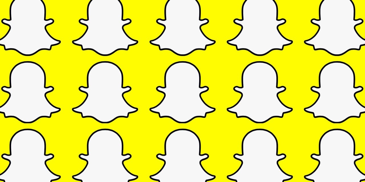 Plusieurs logos du fantôme Snapchat sur fond jaune.