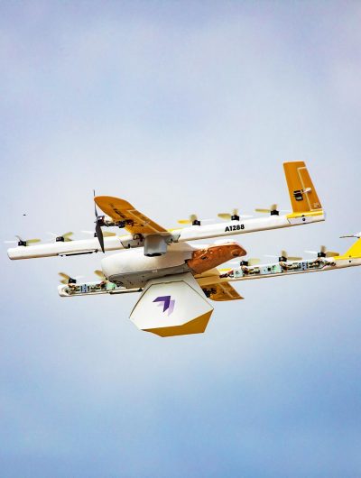 un drone de la sociéte Wing durant une livraison commercial