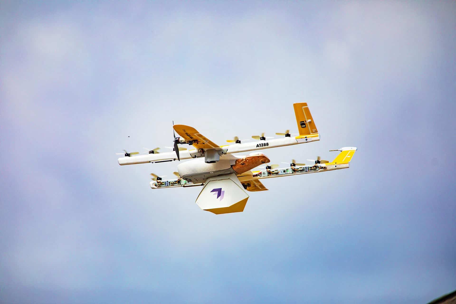 un drone de la sociéte Wing durant une livraison commercial