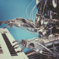 un robot qui apprend à jouer du piano, sous-entendu, plus il joue, plus il peut se corriger.