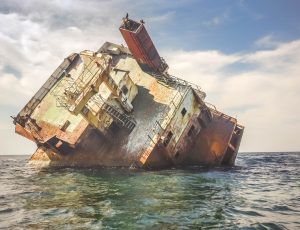 Un navire échoué sur la mer Noire