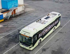 Volvo développe un bus autonome.