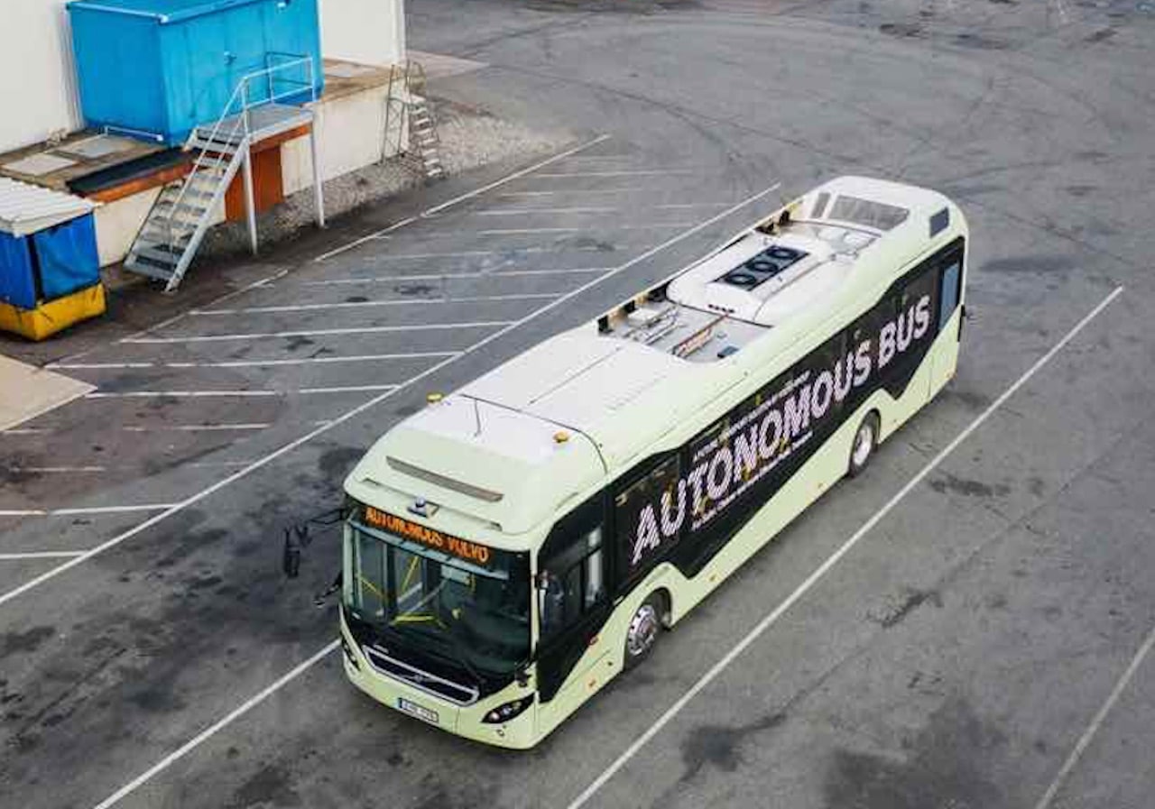 Volvo développe un bus autonome.
