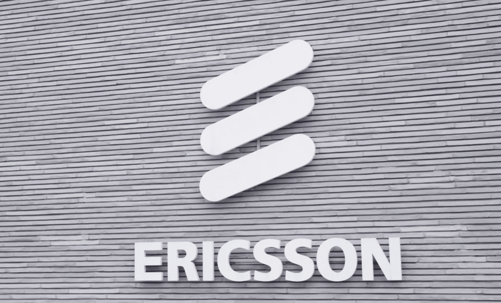 Le logo de l'entreprise Ericsson sur un écriteau