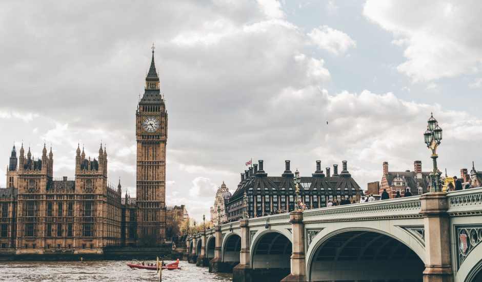 Une photographie de Big Ben et d'un pont à Londres, au Royaume-Uni.