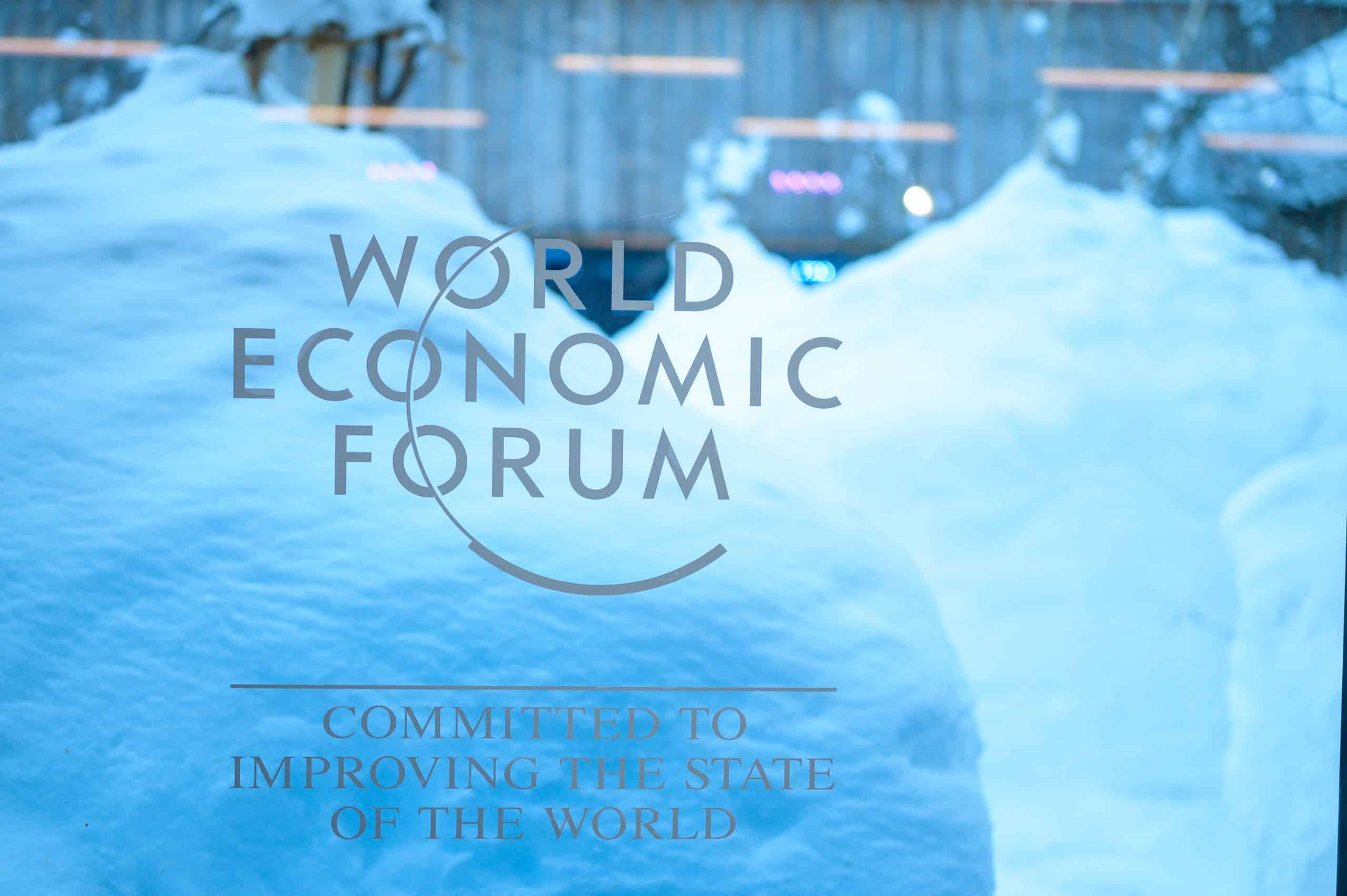 Le logo du World Economic Forum inscrit sur une vitre