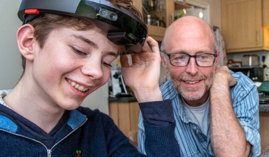 Microsoft fait essayer son casque HoloLens modifié à un enfant malvoyant.