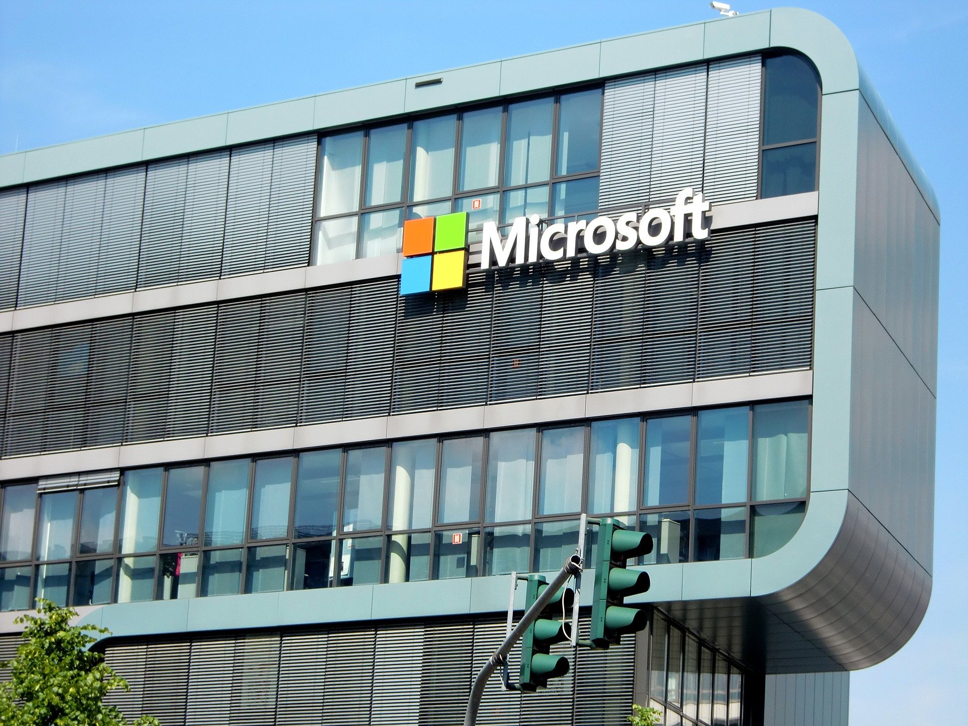 Microsoft logo sur le bâtiment de l'entreprise