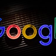 Le logo de google sur un fond noir