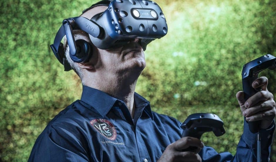 Un ingénieur de la NASA avec un casque de VR.