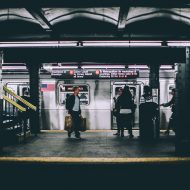 Des personnes attendant sur le quai d'une station de métro aux États-Unis - Mastercard
