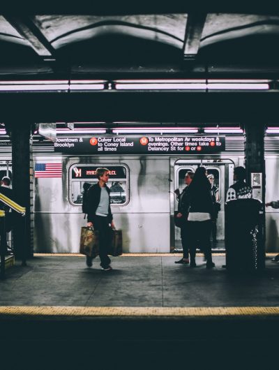 Des personnes attendant sur le quai d'une station de métro aux États-Unis - Mastercard