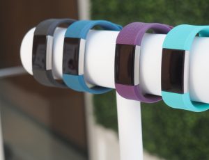 Des montres Fitbit attachées à un socle.