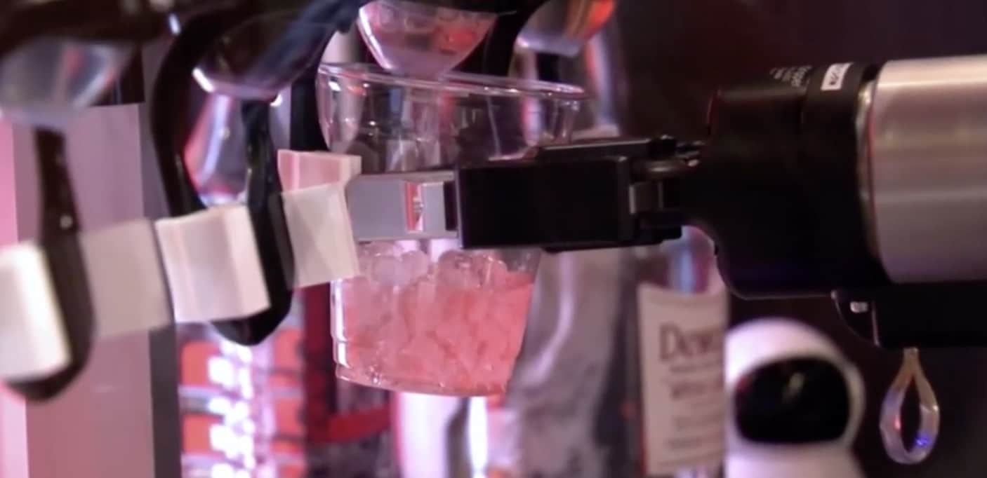 Un robot prend les commandes d'un bar.