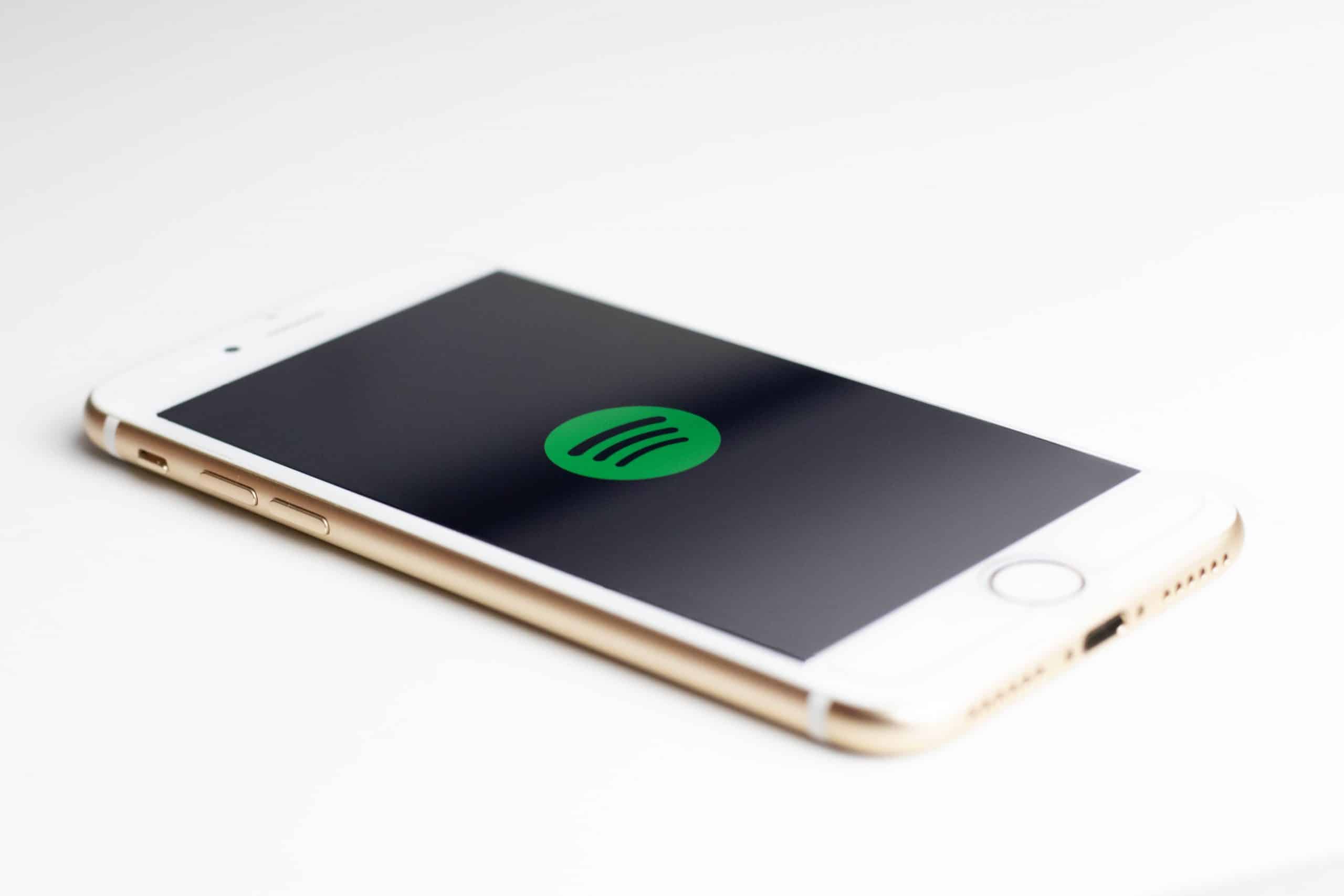 Un smartphone qui lance Spotify, l'application de streaming musical
