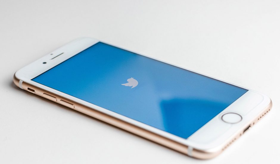Un smartphone avec le logo Twitter affiché sur l'écran