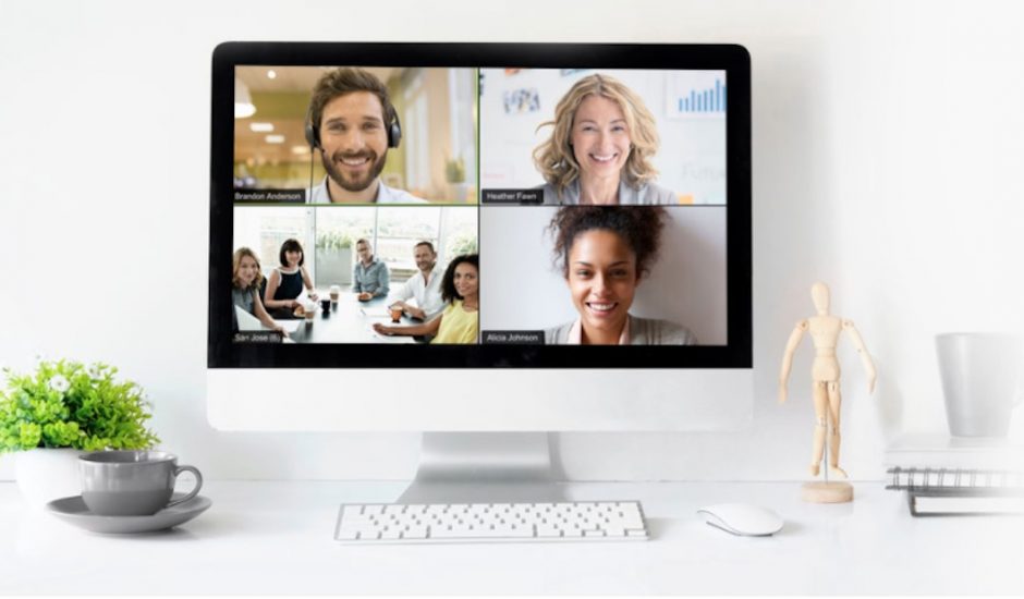 Une visioconférence sur Zoom lancée entre quatre personnes sur un iMac