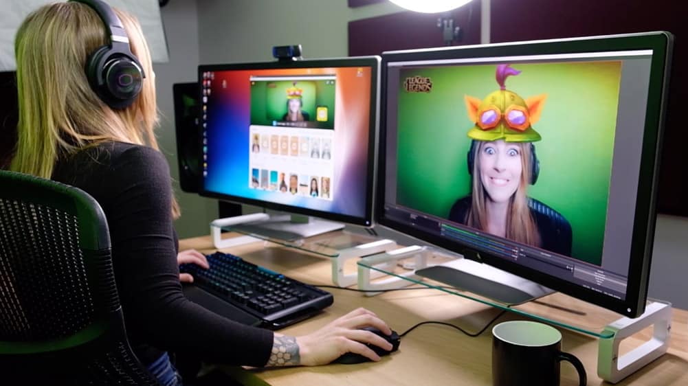 Une femme utilisant Snap Camera sur son ordinateur.