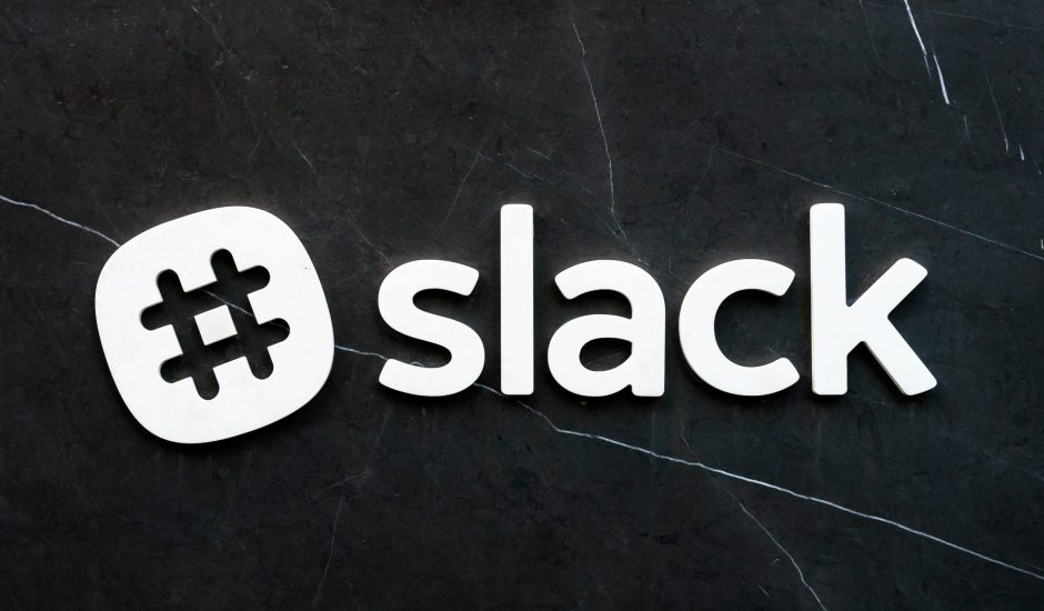 Le logo de Slack sur un fond noir marbré
