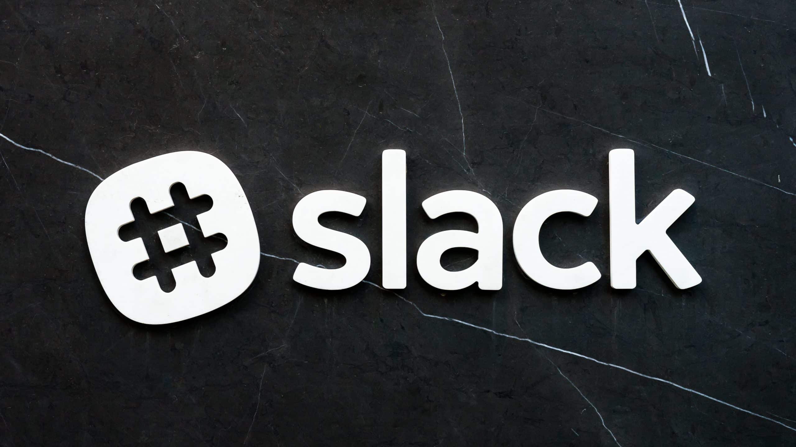 Le logo de Slack sur un fond noir marbré