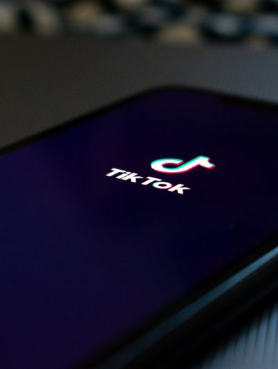 TikTok logo sur un téléphone