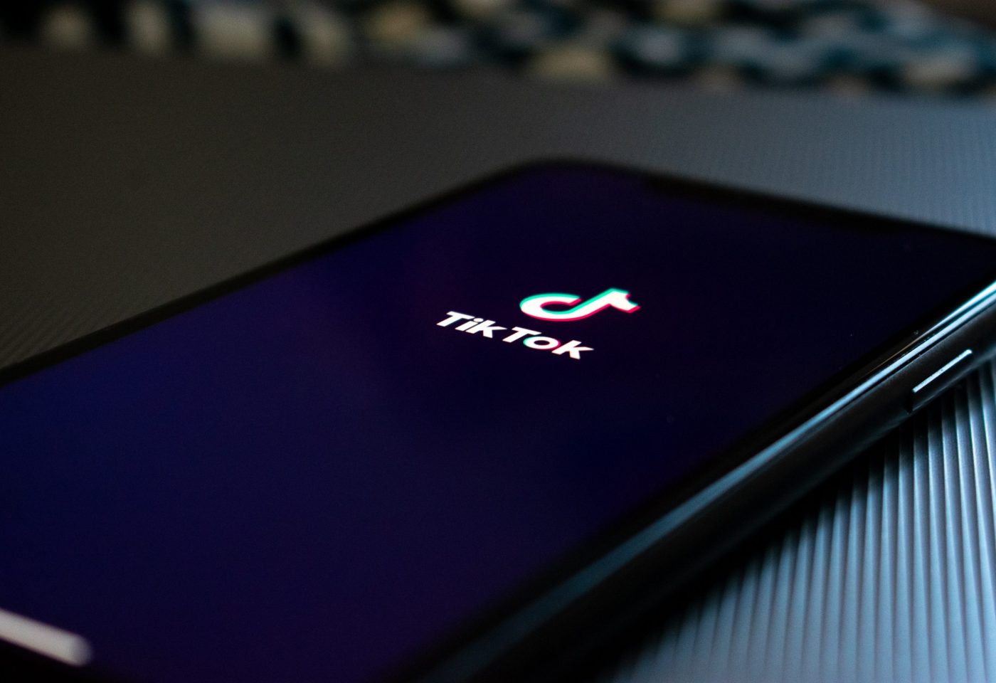 TikTok logo sur un téléphone