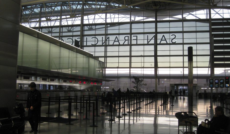 Une photo de l'intérieur de l'aéroport international de San Francisco