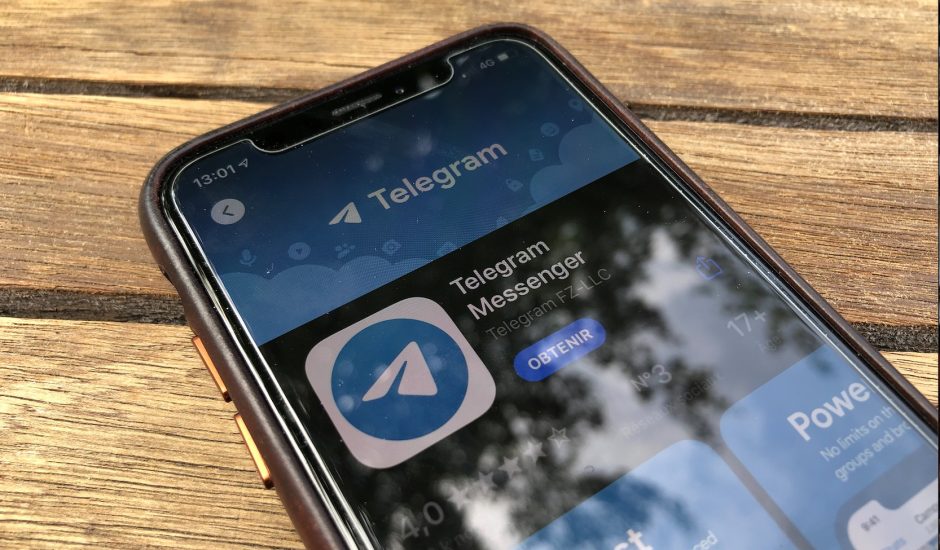 Un smartphone avec Telegram.