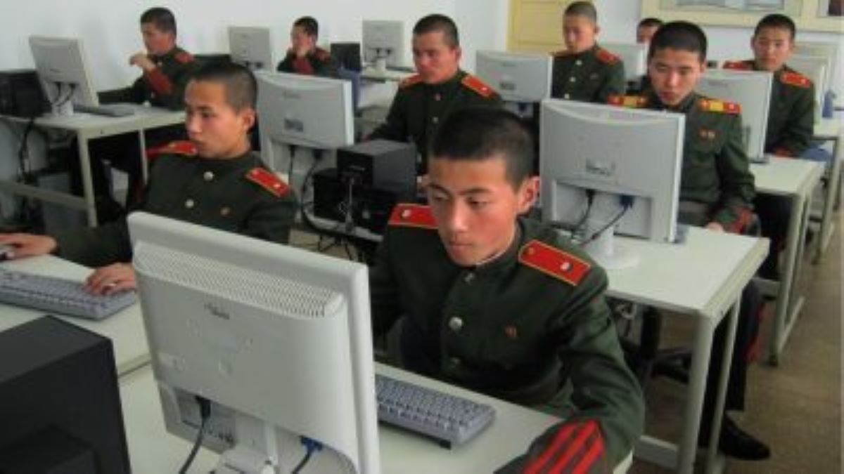Des militaires nord coréens devant leur ordinateur