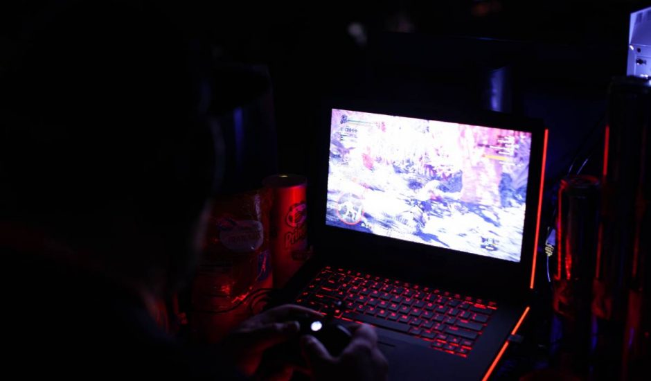 Un joueur joue à un jeu vidéo sur son ordinateur.