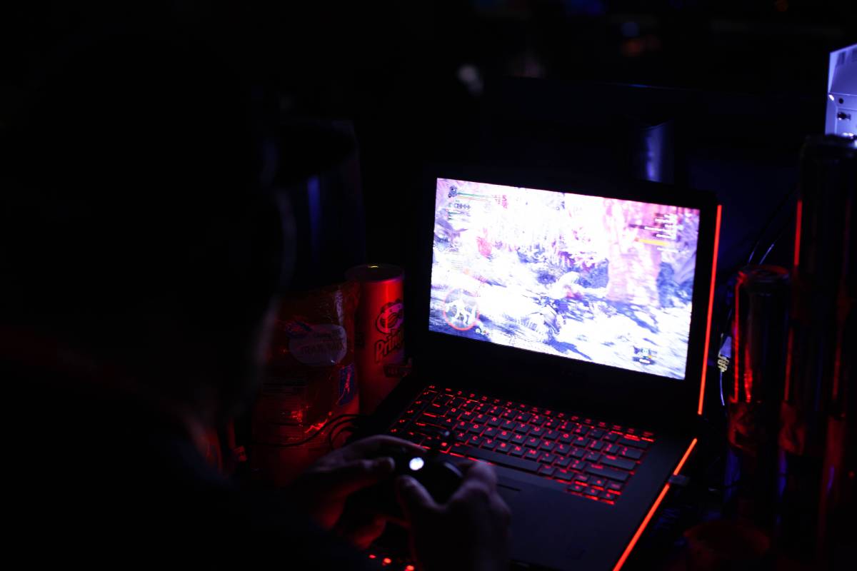 Un joueur joue à un jeu vidéo sur son ordinateur.