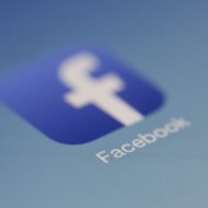 Le logo de Facebook affiché sur un écran.