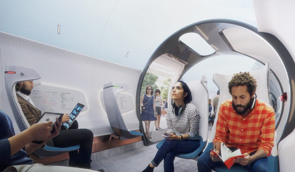 Des passagers sont assis dans un Hyperloop à l'arrêt.