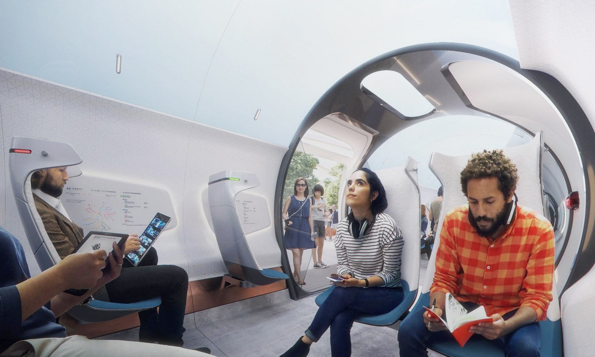 Des passagers sont assis dans un Hyperloop à l'arrêt.