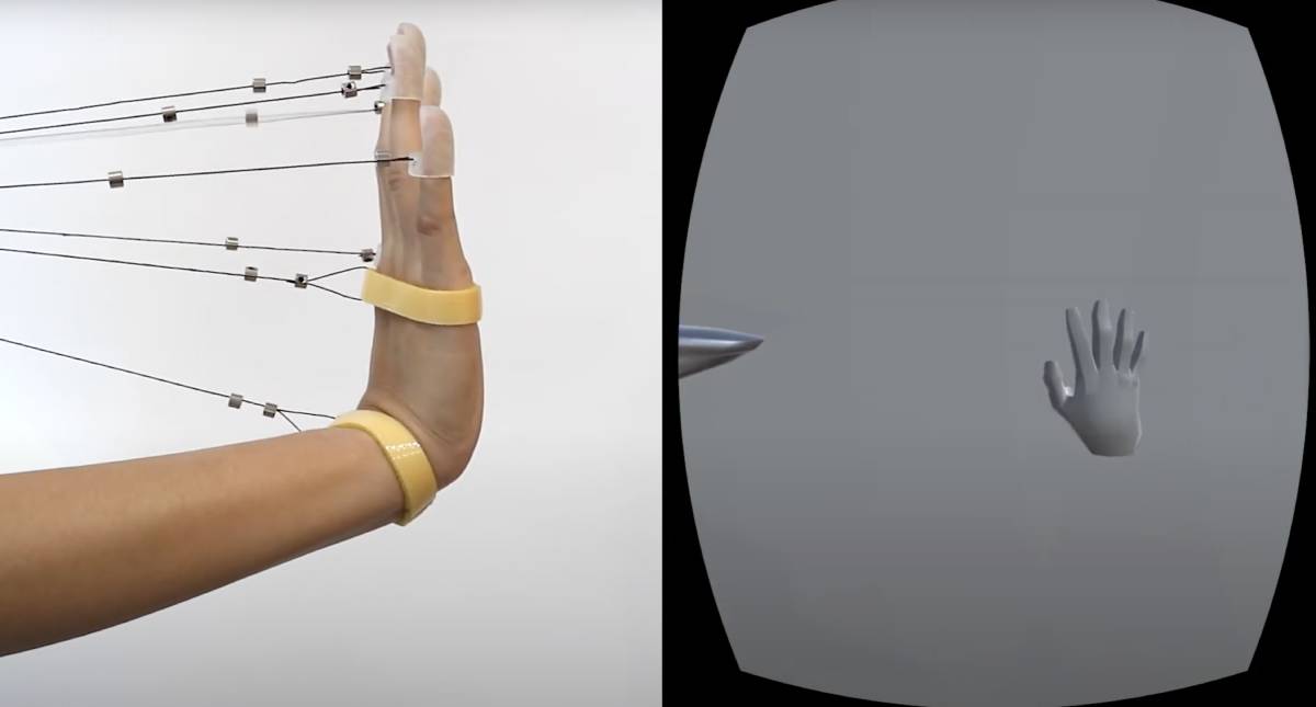 Une personne expérimente un système de retour haptique pour la réalité virtuelle.
