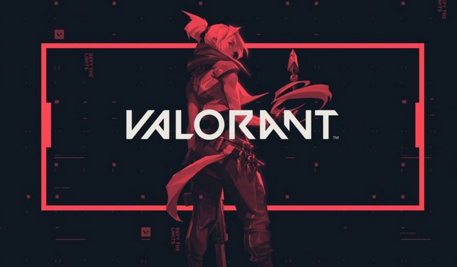 Un personnage de Valorant se tient de dos sur un fond noir avec un encadré rouge.