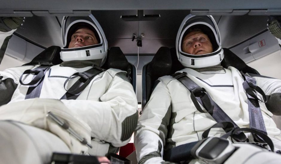 Deux astronautes à bord de la capsule Crew Dragon de SpaceX