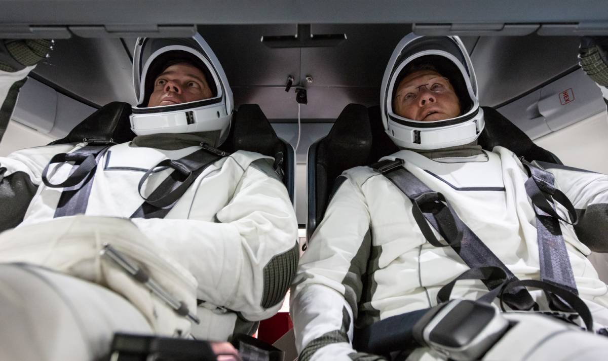 Deux astronautes à bord de la capsule Crew Dragon de SpaceX