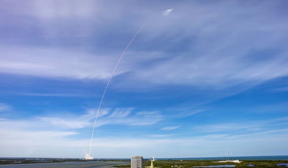 Une fusée de SpaceX est en chemin vers l'orbite basse de la Terre.