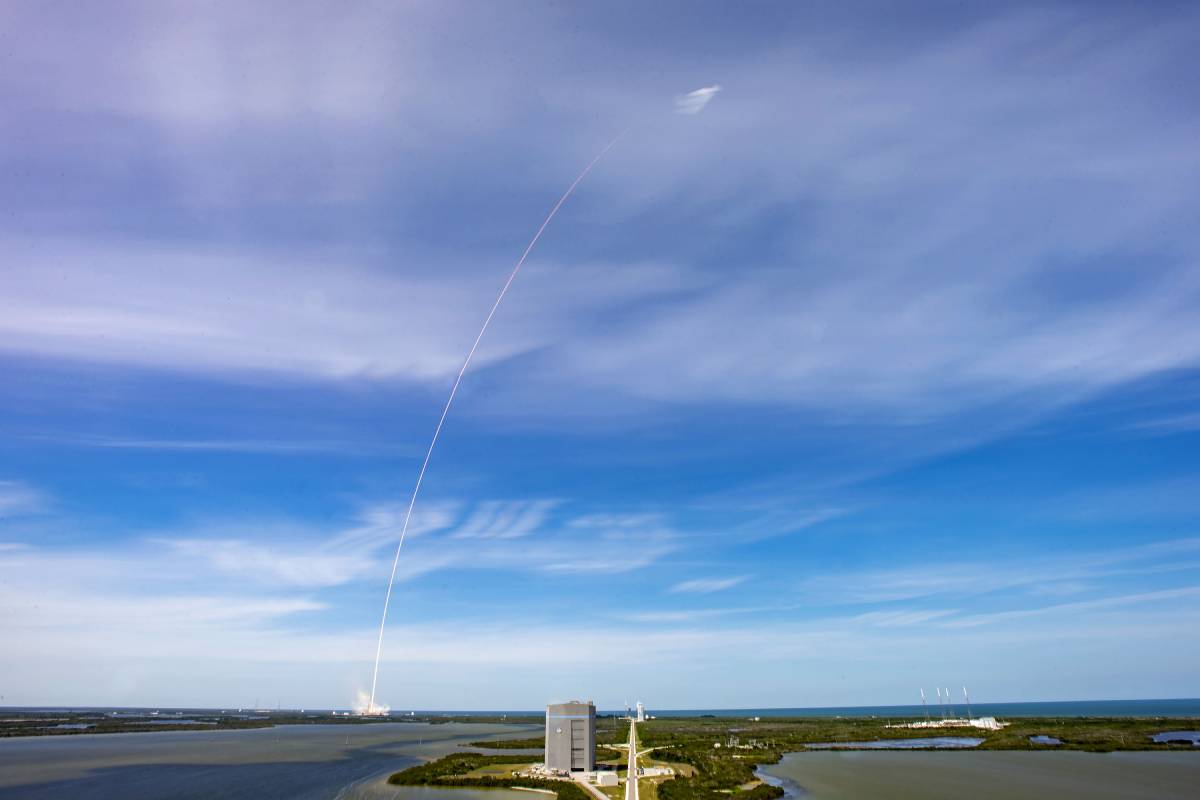 Une fusée de SpaceX est en chemin vers l'orbite basse de la Terre.