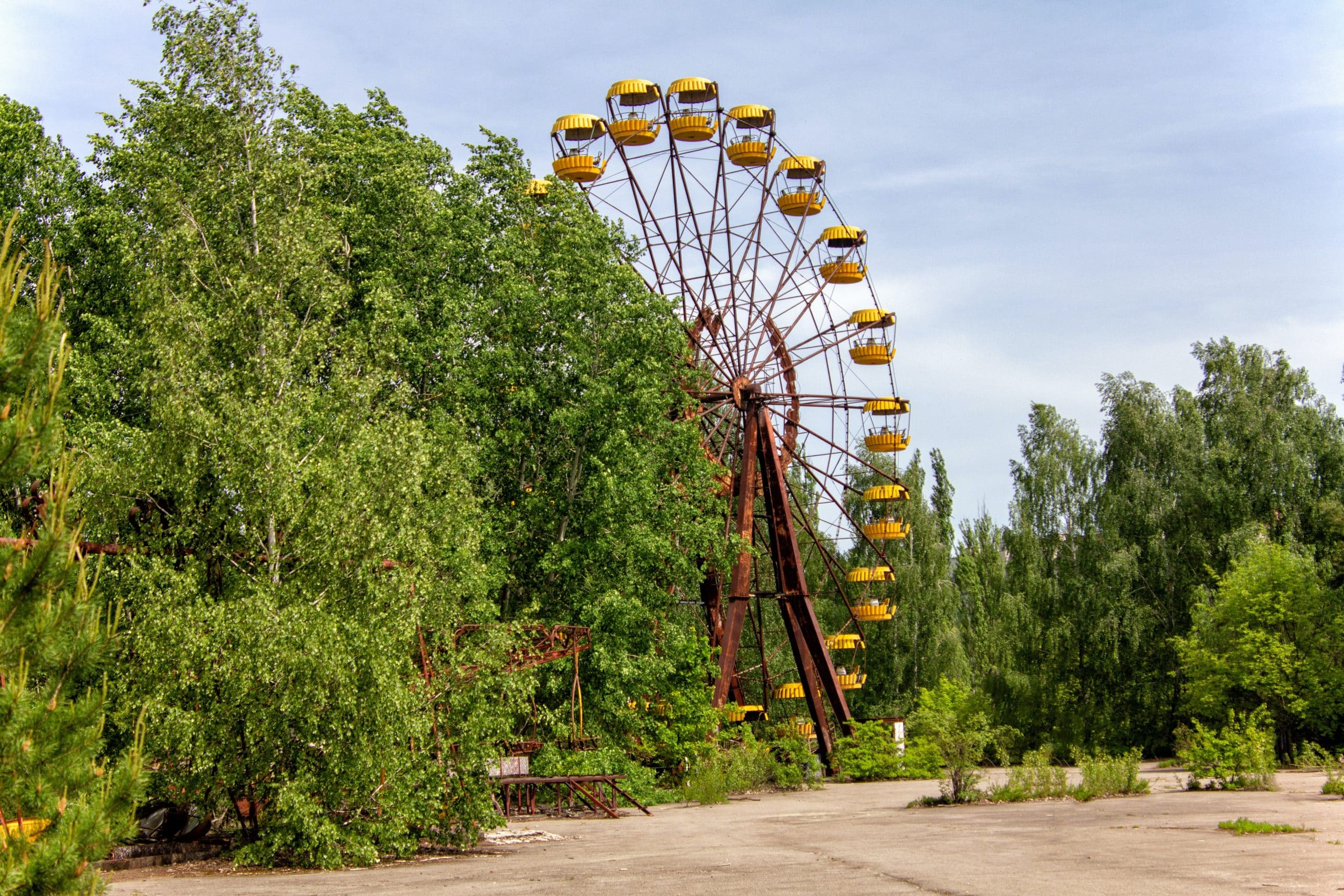 Une grande roue ouillée à Tchernobyl entourée d'arbres