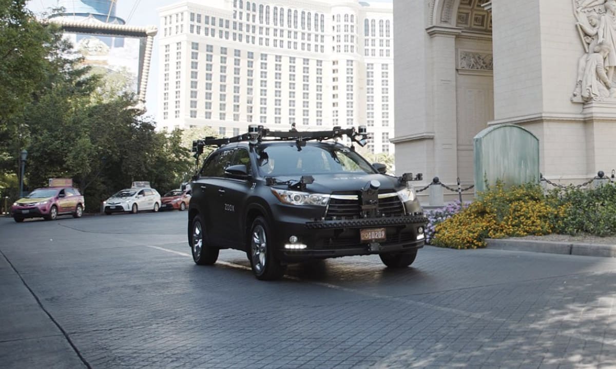 Une voiture autonome Zoox dans la rue.