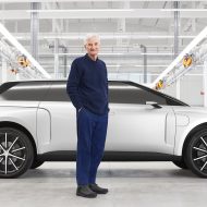 James Dyson devient un prototype de voiture électrique.