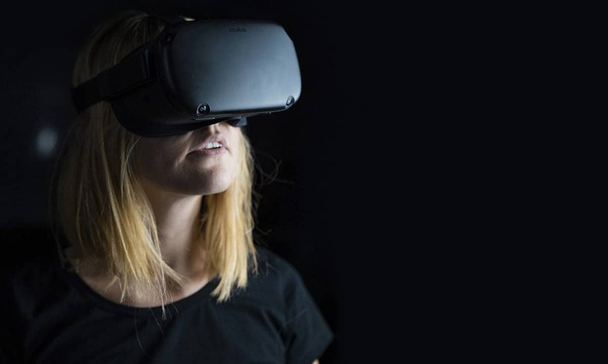 Une femme porte un casque Oculus Rift.