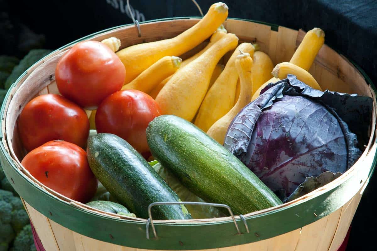 Des fruits et légumes dans un panier.