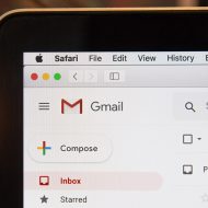 Un ordinateur avec l'interface Gmail affichée.
