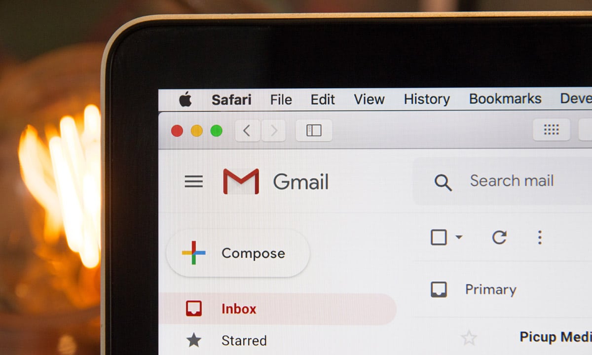 Un ordinateur avec l'interface Gmail affichée.