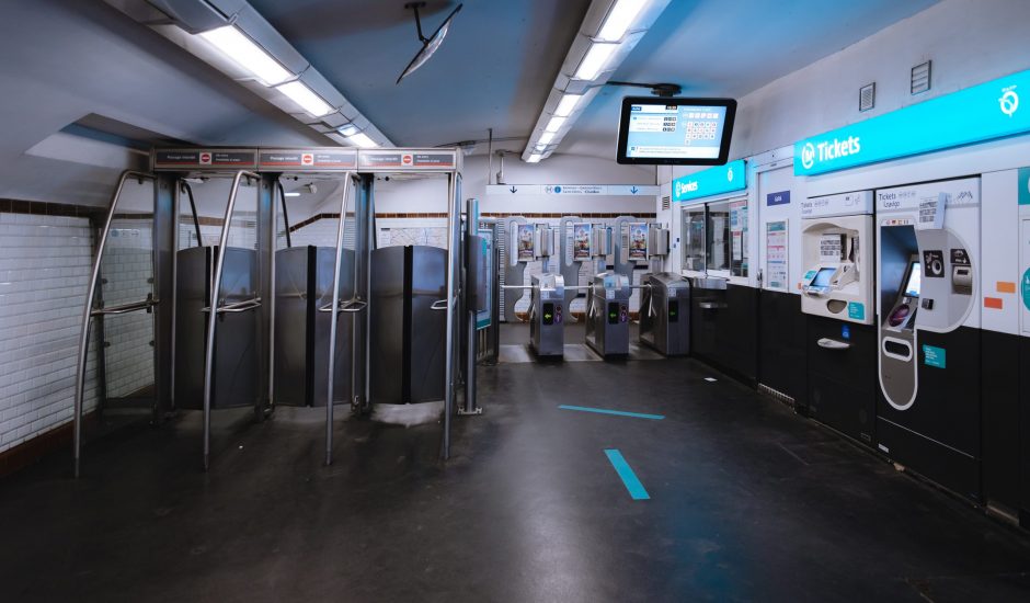 L'entée d'une station de métro de la RATP vide
